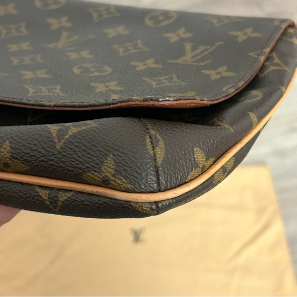 Louis Vuitton Musette Tango - Picture 10 of 16